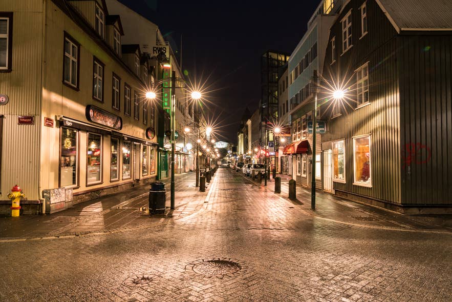 Goed verlichte straat in het centrum van Reykjavik 's nachts.