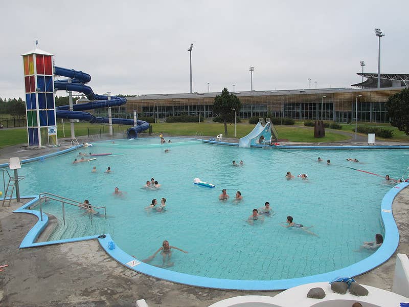 Het openluchtbad Laugardalslaug in Reykjavik met waterglijbanen, bubbelbaden en open zwemstroken.