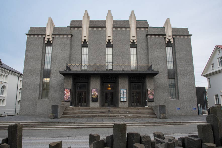 Buitenkant van het Nationale Theater van IJsland, een historisch stenen gebouw in het centrum van Reykjavik.