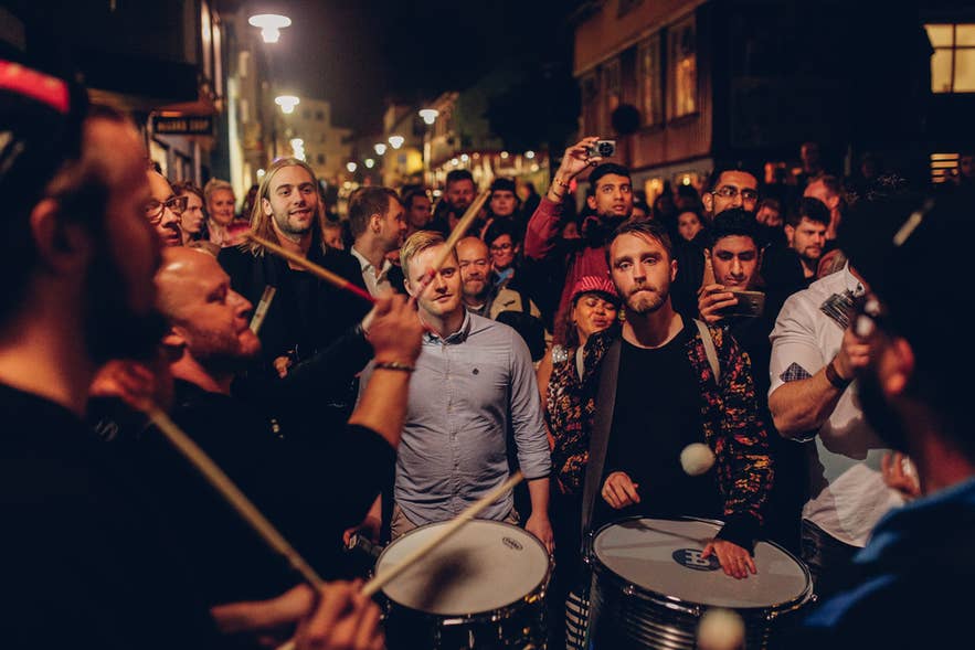 Straatdrummers treden 's nachts op tijdens de Cultuurnacht van Reykjavik, Menningarnott, in augustus.