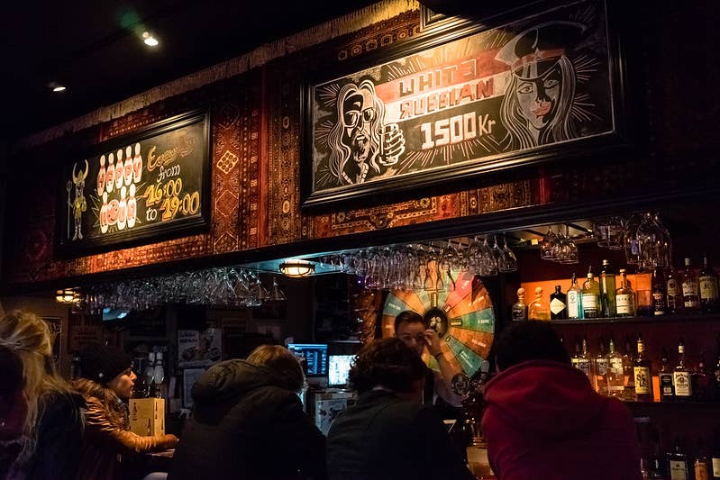 Interieur van een bar in Reykjavik met cocktailprijzen op een krijtbord, als illustratie van de kosten van het nachtleven.