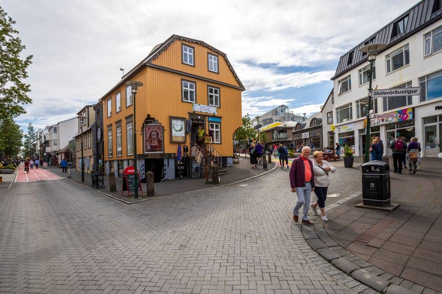 แยกมุมถนน Skólavörðustígur และ Laugavegur ในตัวเมืองเรคยาวิก