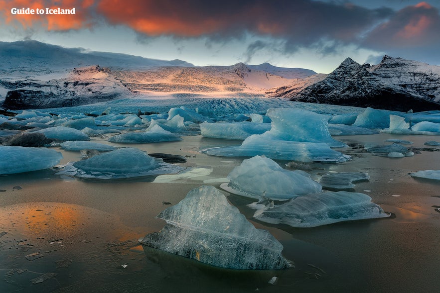 Fjallsarlon glacier lagoon is located east of Graenalon glacier lagoon. 