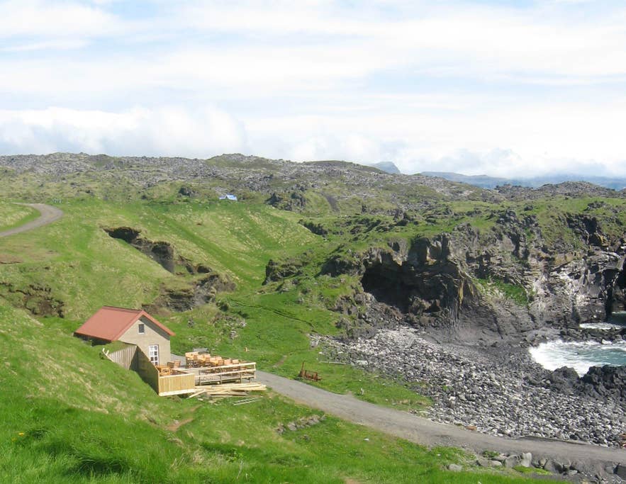 Vue du café Fjöruhúsið au sommet des falaises.