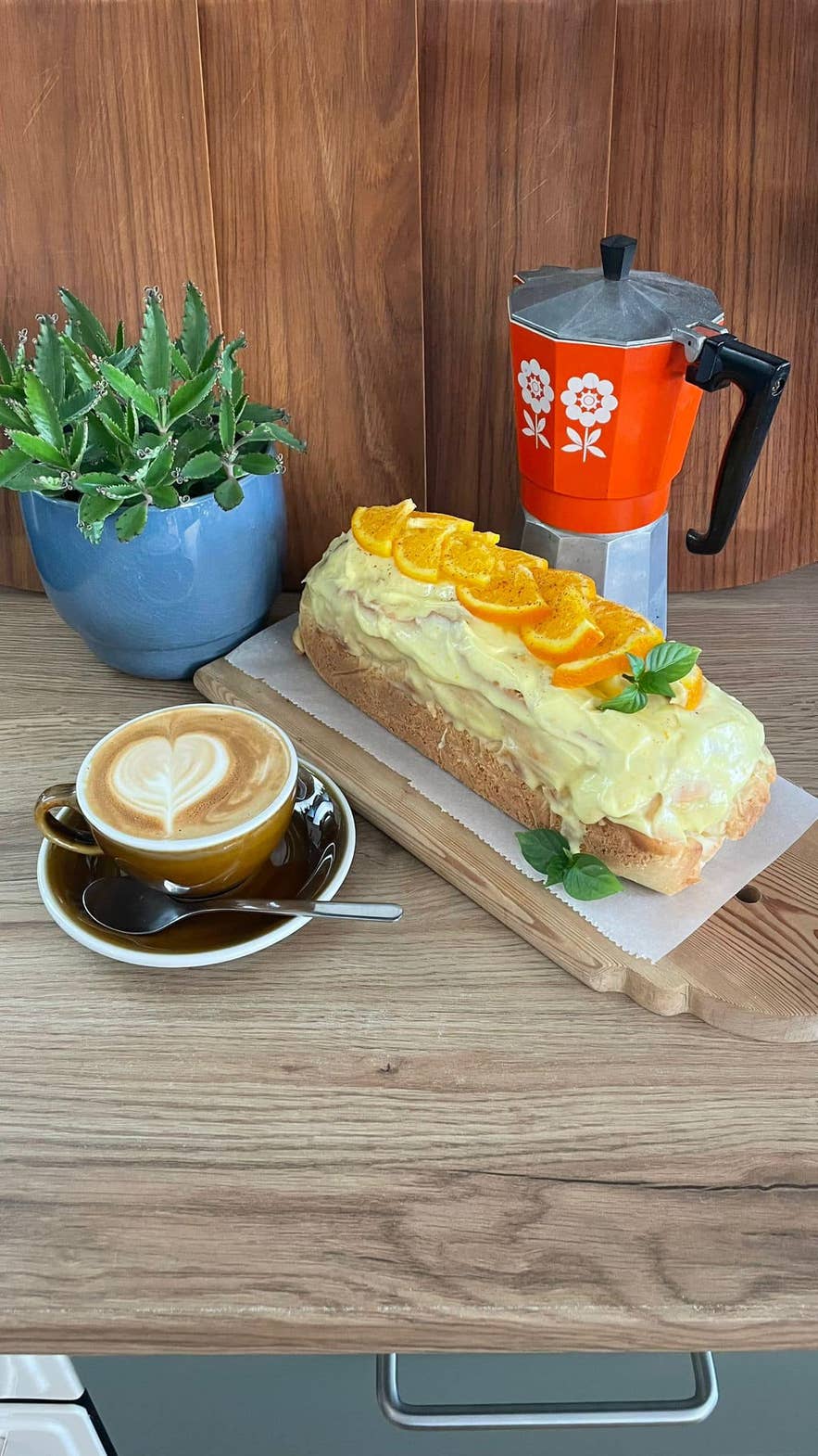 Latte et cake garni d’une tranche d’orange au Café Sjávarborg.