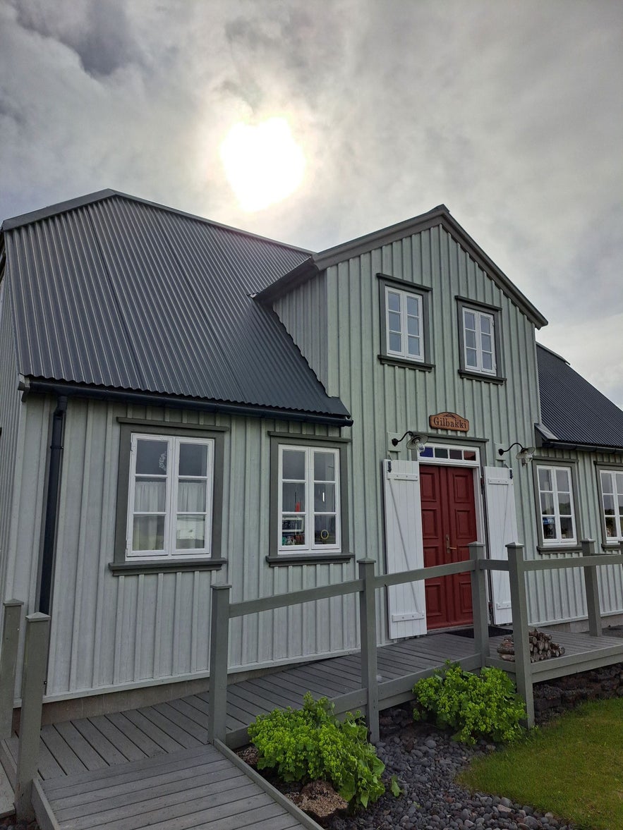 Exterior of Gilbakki.