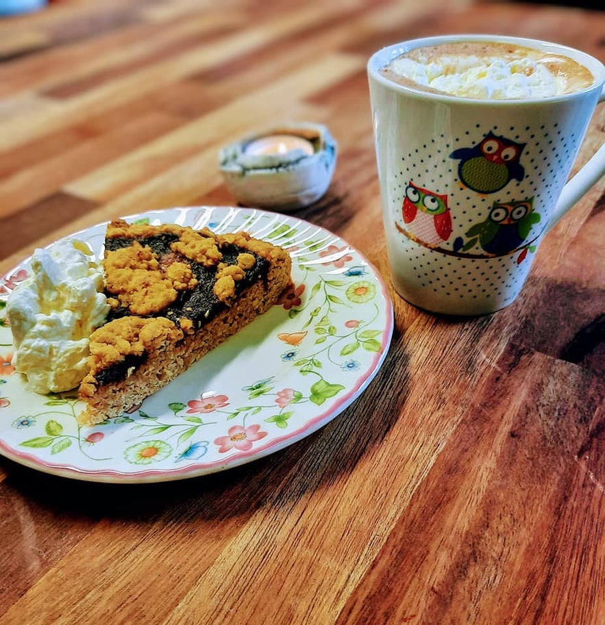 Coffee and crumble-topped tart at Samkomuhúsið Arnarstapa.