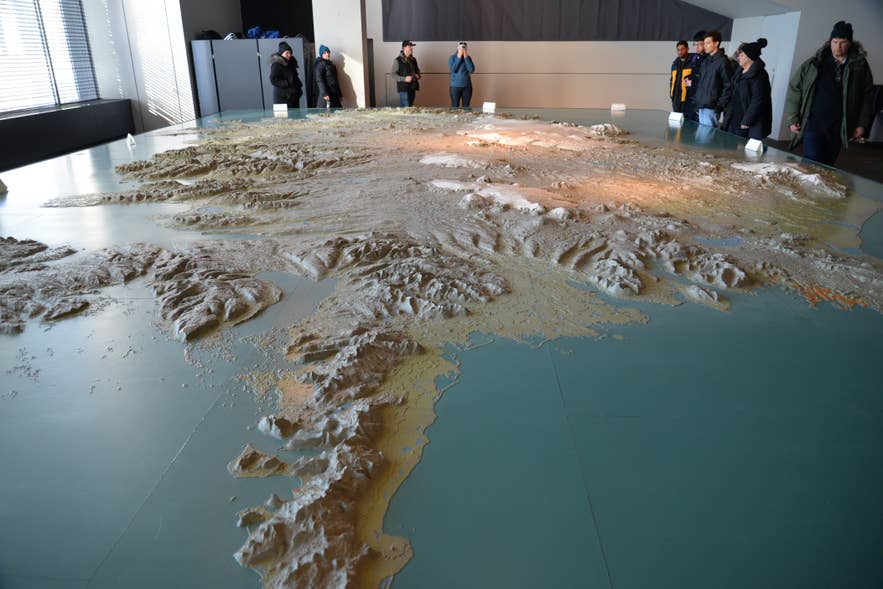 雷克雅未克市政厅内的冰岛巨型三维地形模型，呈现山脉、冰川与海岸线，方便规划旅行。