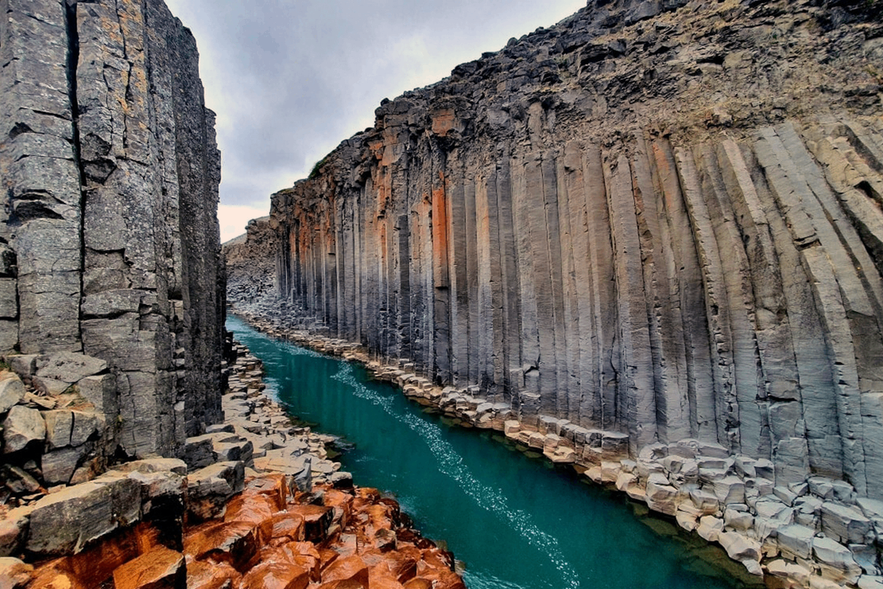 El imponente y orgulloso cañón Studlagil en el Este de Islandia.