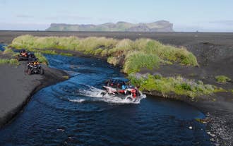 Tur med ATV-buggy på sort sandstrand fra Vik