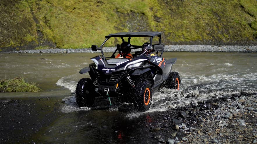 ATV-Flussdurchquerung – ein Abenteuer, das von einem der besten Reiseveranstalter Islands angeboten wird.
