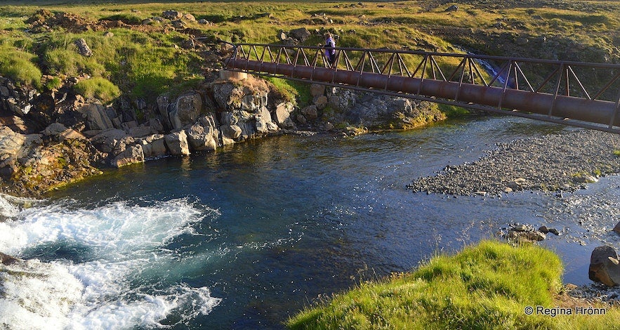 The pipe bridge at Englandshverir geothermal area.