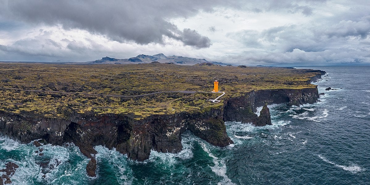 Svörtuloftin majakka ja kalliot Svörtuloftin majakka ja kalliot