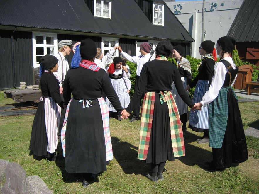 Tancerze ludowi przed Muzeum Dziedzictwa Fiordów Zachodnich w Isafjordur.