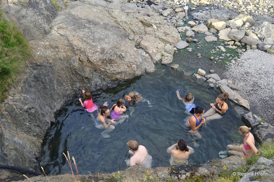 Gæster nyder Hellulaug i de sydlige Vestfjorde.