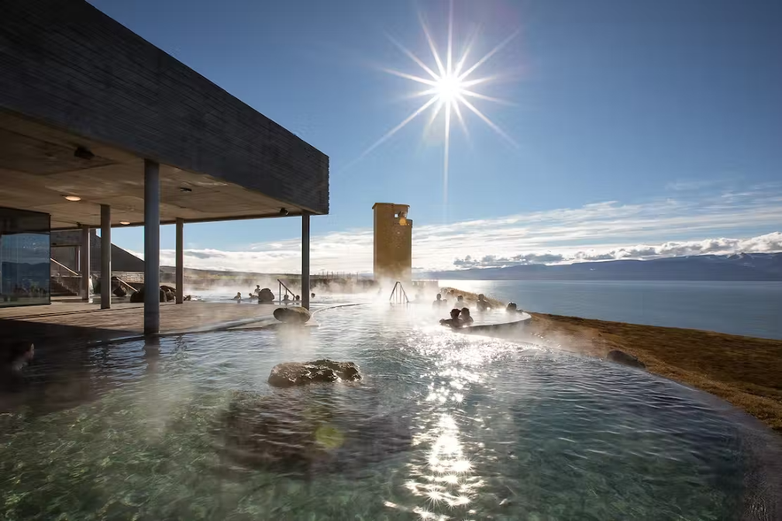 GeoSea propose l'une des meilleures expériences de bains géothermiques en Islande.