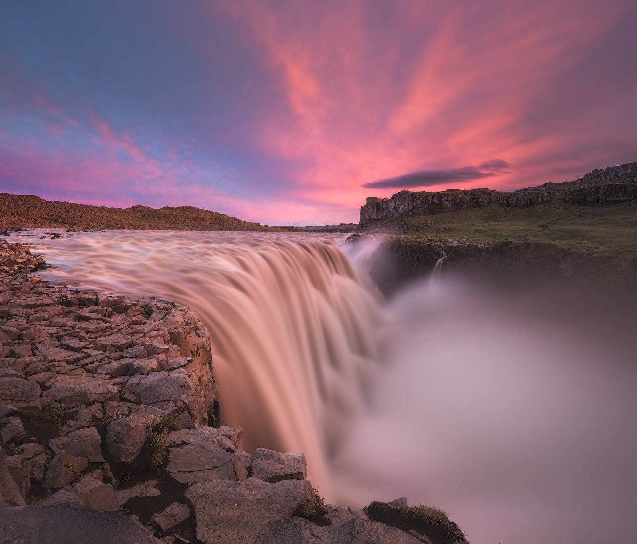 Vue panoramique de la cascade de Dettifoss, une attraction naturelle incontournable en Islande.