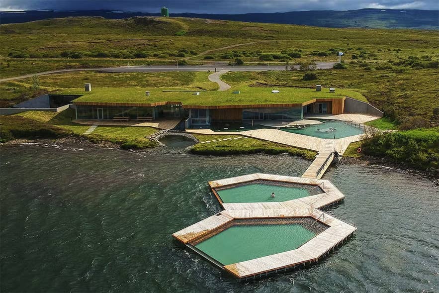 Les Vok Baths sur le lac Urridavatn