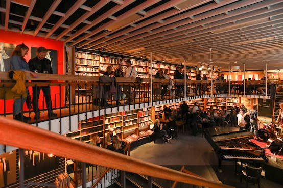 Bokabud Mals og Menningar during the evening