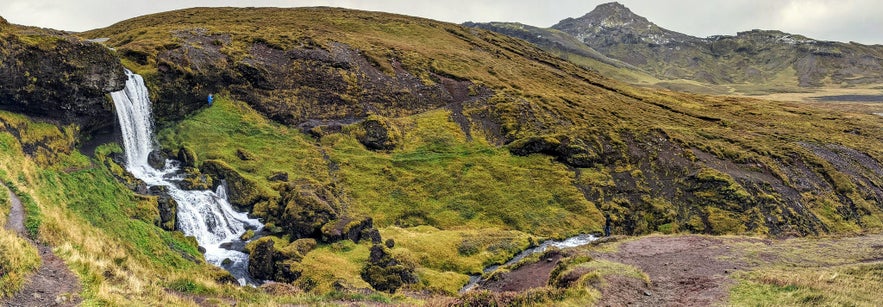 Wide angle shot of Selvallafoss waterfall and the surrounding landscape.