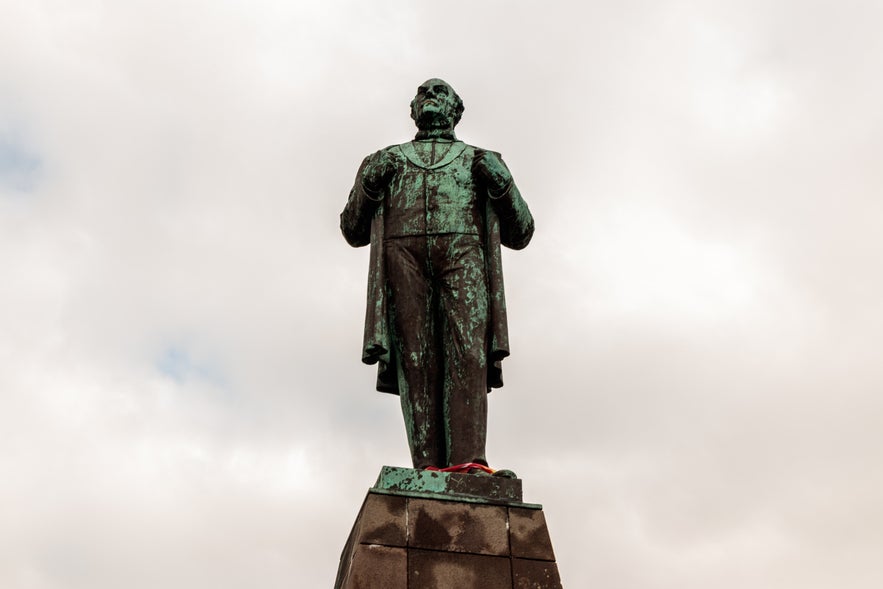 Статуя Йоуна Сигурдссона на площади Аустурвёллюр в Рейкьявике, Исландия, вид снизу в пасмурный день. Статуя Йоуна Сигурдссона на площади Аустурвёллюр в Рейкьявике, Исландия, вид снизу в пасмурный день.