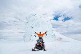 在惊险刺激的雪地摩托探险中征服埃亚菲亚德拉冰盖的冰雪高地，在这里，速度与迷人的冰岛南部景色交相辉映。