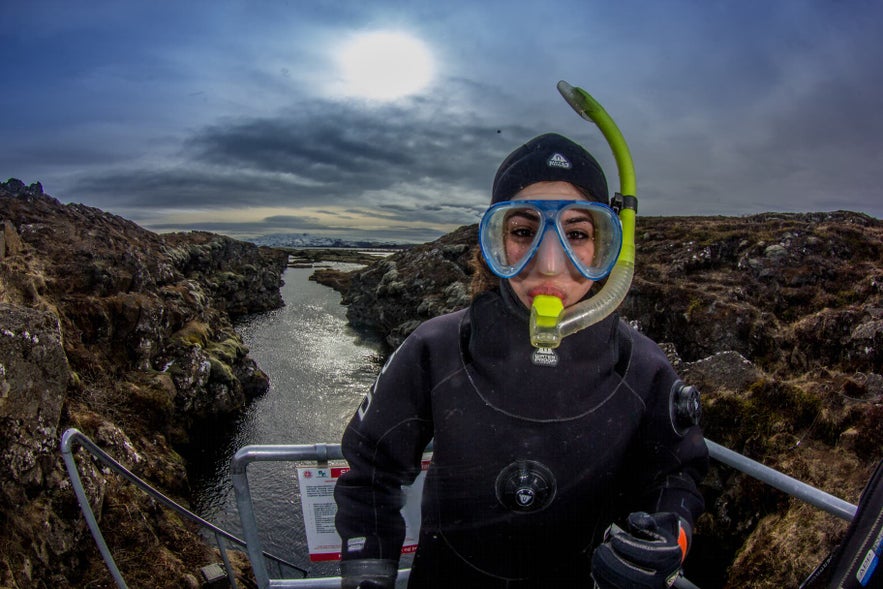 Een Snorkelaar maakt zich klaar om Silfra in te gaan