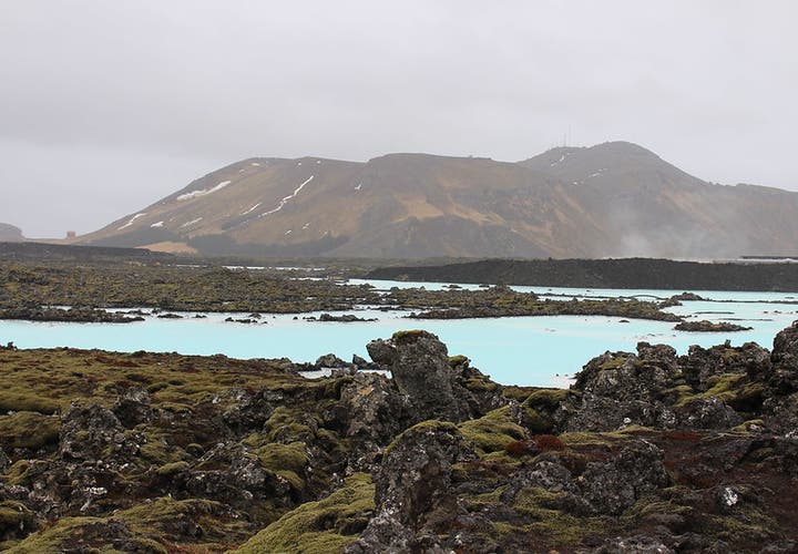 在蓝湖可以观赏附近火山的壮丽景色