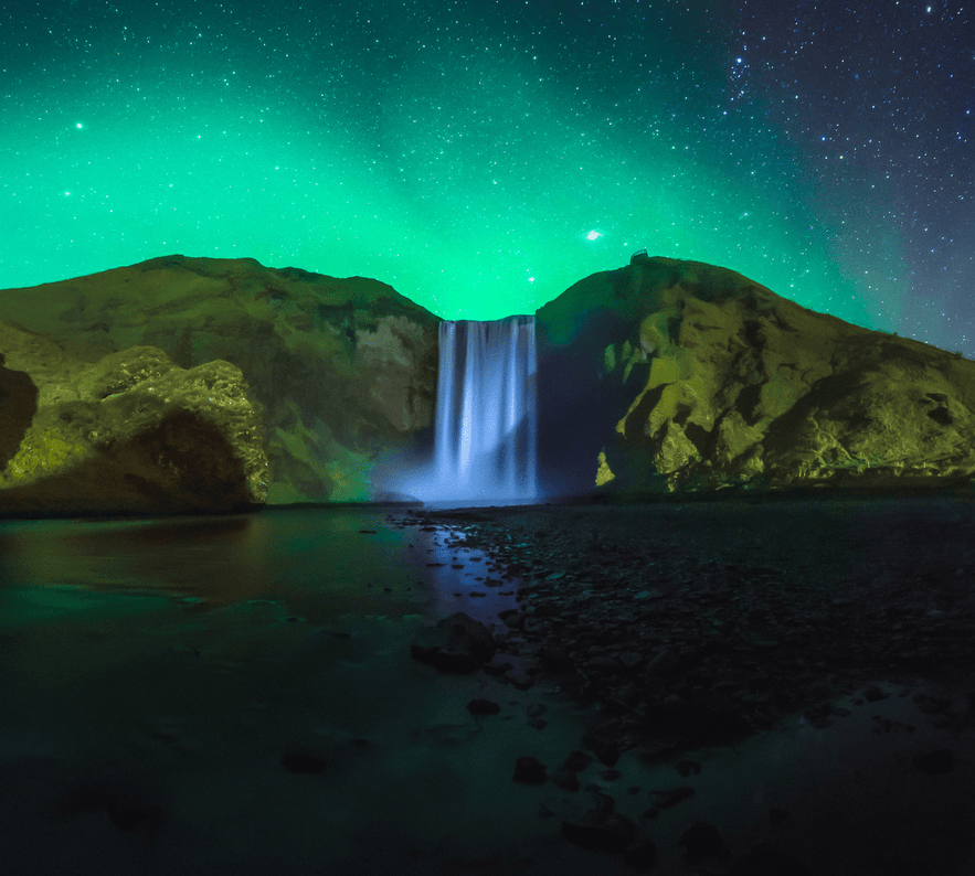 L'aurora boreale sopra la cascata Skogafoss.