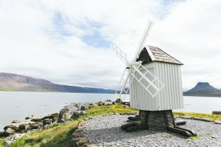 冰岛西峡湾（Westfjords）Vigur岛上那座迷人的风车。