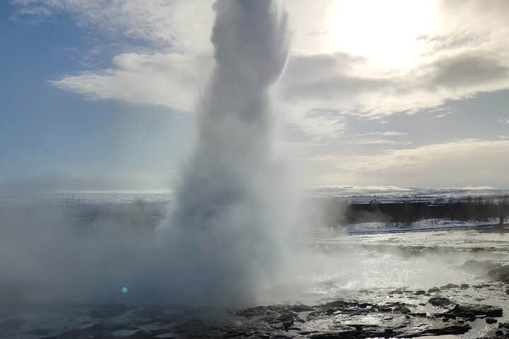 Gejseren Strokkur i det geotermiske område Geysir sender en imponerende vandsøjle højt op i luften.