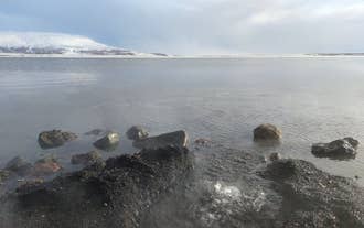 Boblende varmt vand i et af Islands mange geotermiske områder.