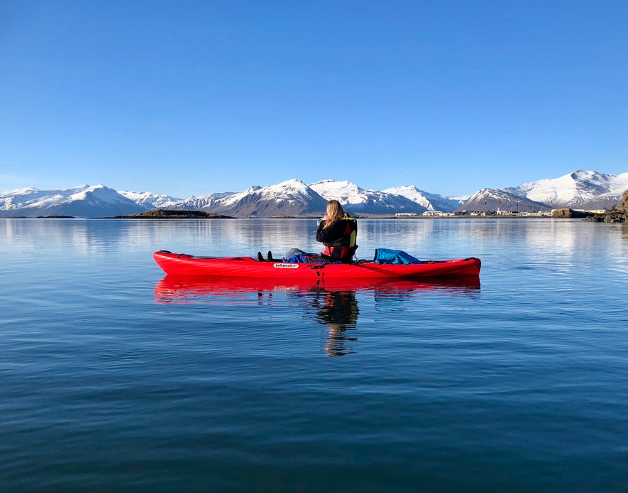 Kajaki w Hornafjordur koło Hofn na Islandii, spokojne wody fiordu otoczone górami.