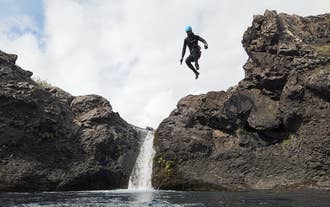 Bei dieser coolen Canyoning-Tour im Vatnajökull-Nationalpark kannst du in Pools springen und in Gletscherflüssen schwimmen.