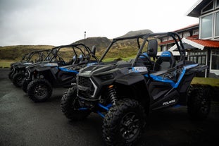 Een rij buggy's bij het basiskamp van Buggy Iceland.