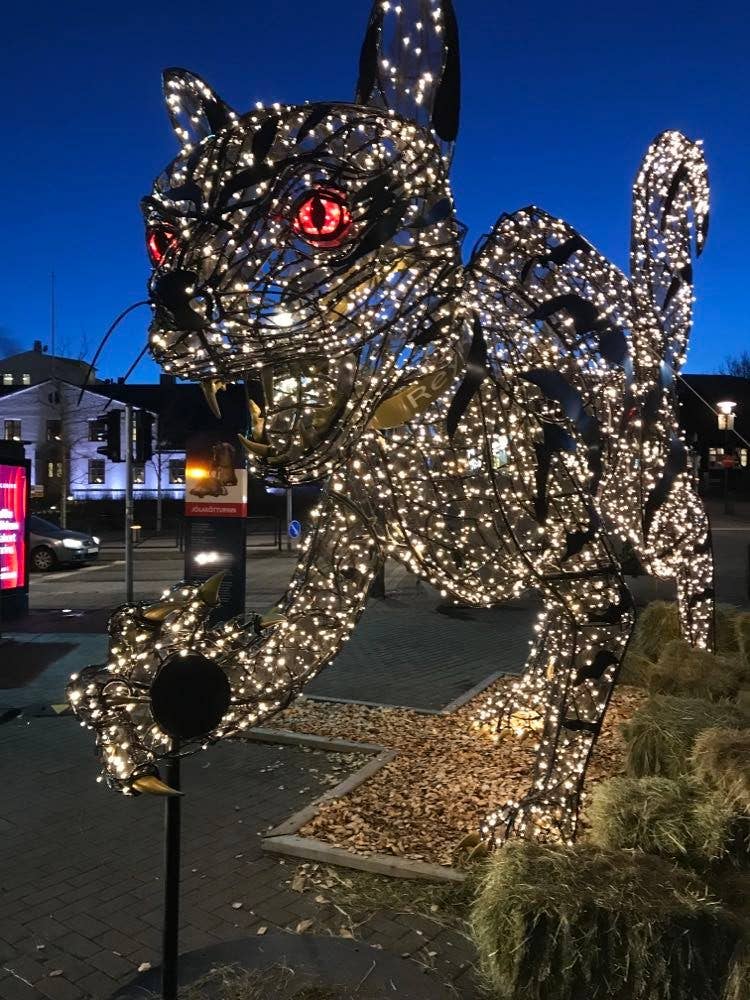 Den oplyste statue af julekattens udstillet i det centrale Reykjavik i Island i december