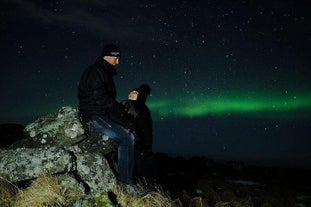 Il cielo scuro dell'Islanda permette di vedere le aurore boreali e le stelle.