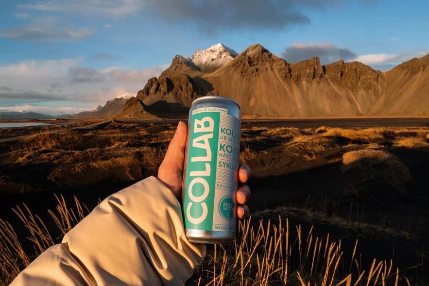Collab is een van de populairste dranken in IJsland, hier te zien met de Vestrahorn berg Collab is een van de populairste dranken in IJsland, hier te zien met de Vestrahorn berg