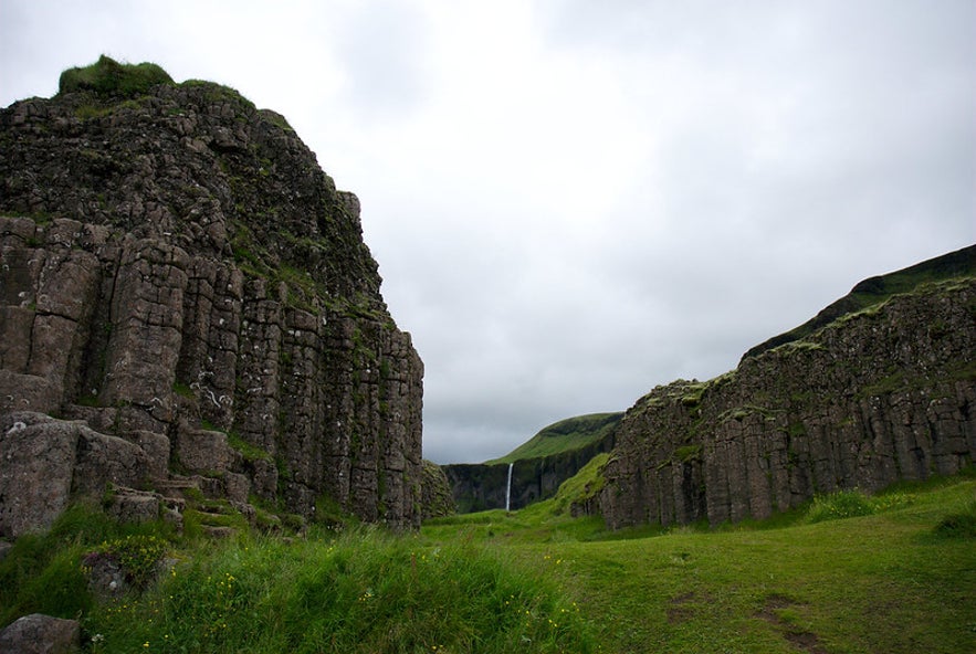 It's possible to see the Foss a Sidu waterfall from the Dwarf Cliffs.