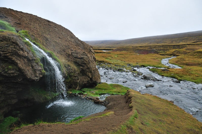 The Laugavallalaug hot spring has a waterfall that acts as a hot shower. The Laugavallalaug hot spring has a waterfall that acts as a hot shower.