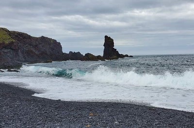 Se den berømte svarte sandstranden Reynisfjara på sørkysten av Island.