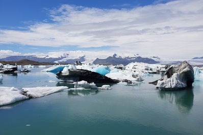 Nella laguna del ghiacciaio di Jokulsarlon galleggiano migliaia di iceberg.