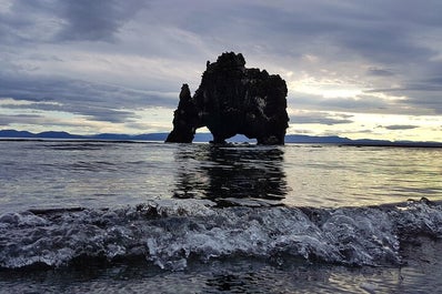 Il faraglione Hvitserkur è una delle attrazioni più iconiche del nord dell’Islanda