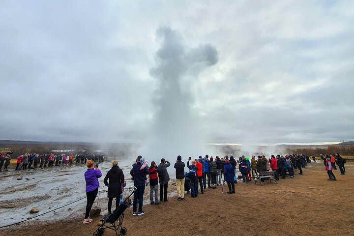 Il geyser Strokkur nell'area geotermica di Geysir spara acqua bollente nell'aria ogni pochi minuti