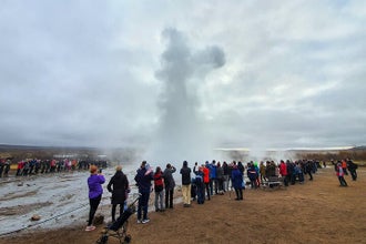 Il geyser Strokkur nell'area geotermica di Geysir spara acqua bollente nell'aria ogni pochi minuti