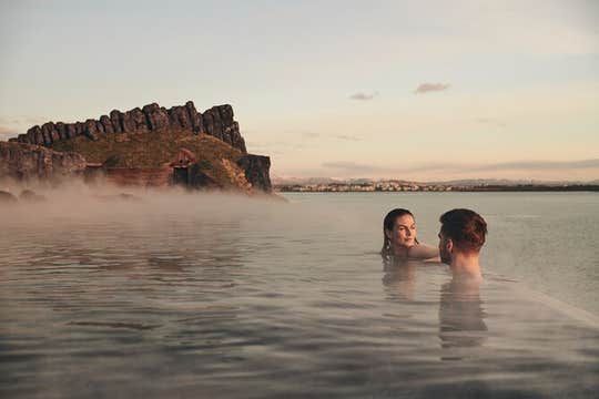 Convenient Transfer to the Sky Lagoon from Reykjavik Hotels