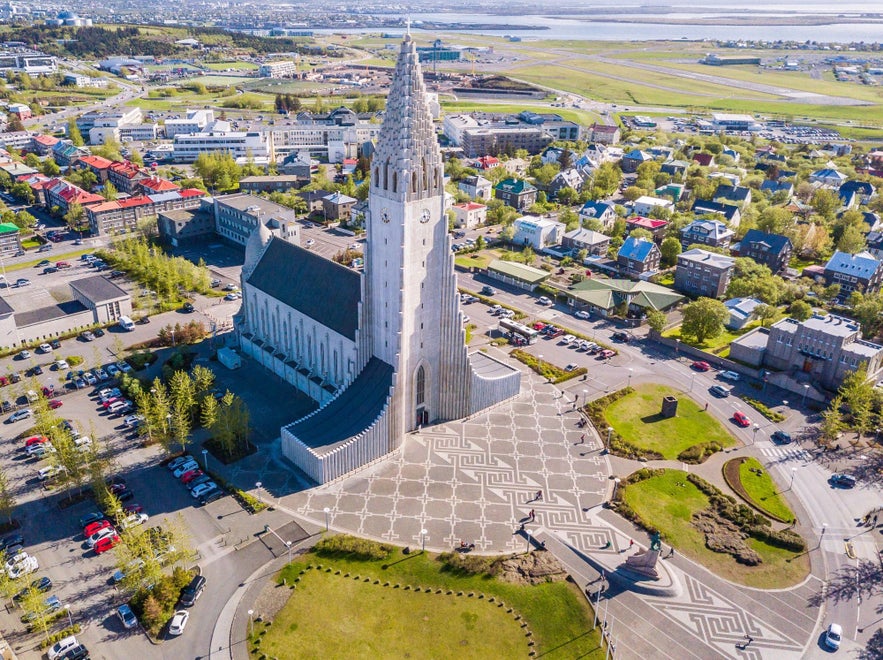 โบสถ์ Hallgrimskirkja ในเรคยาวิกท่ามกลางบ้านเรือนสีสันสดใสในวันที่แดดออก
