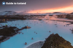 Blue Lagoon es famosa por sus preciosas aguas con propiedades terapéuticas.