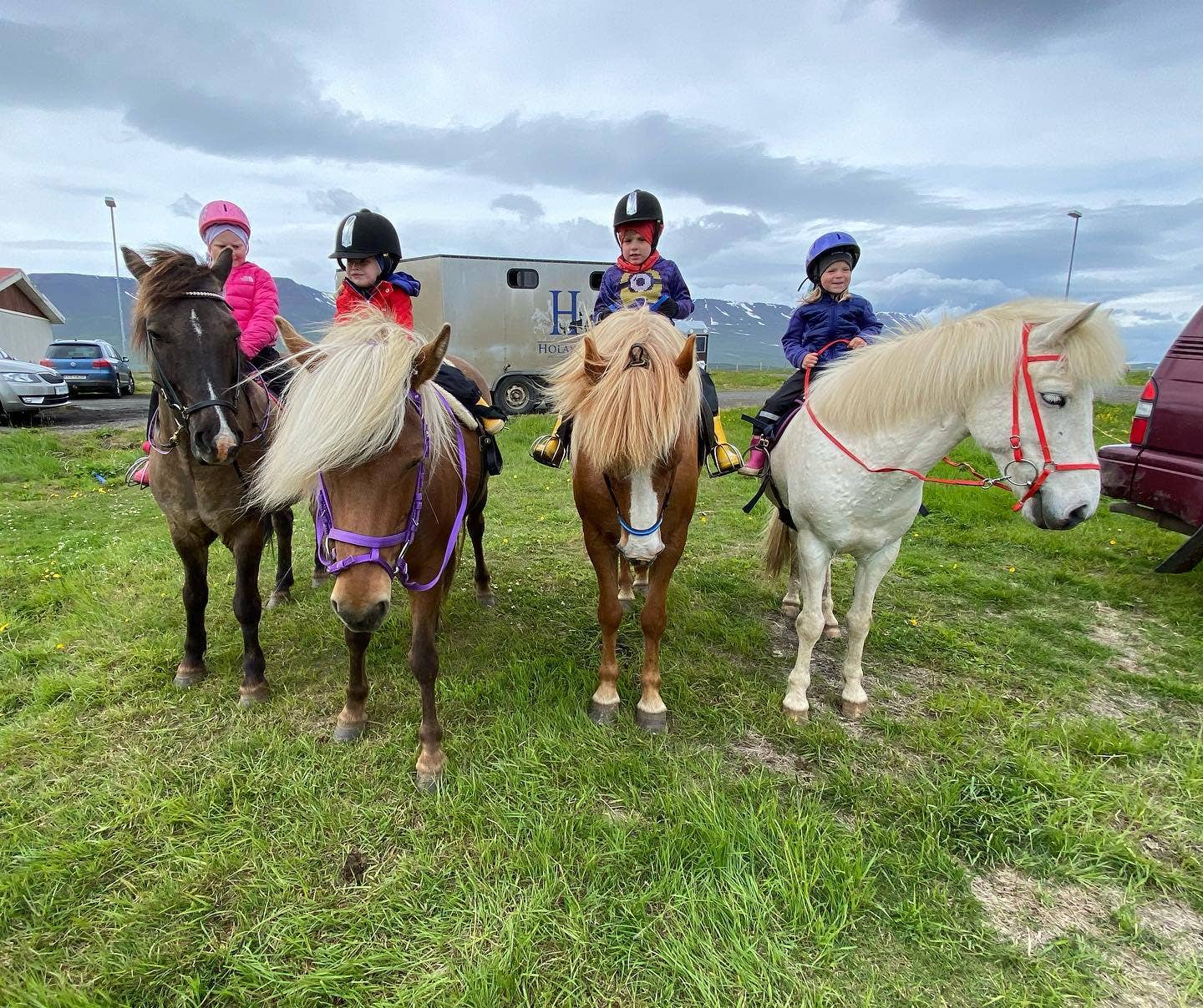 Barn gjør seg klare til ridetur.