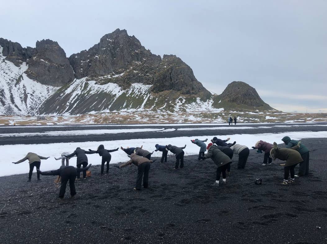 Probier ein paar einfache Yoga-Posen auf dem schwarzen Sand der Bucht von Höfn aus.